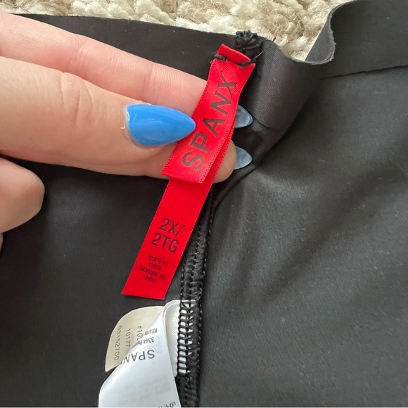 SPANX - Trust Your Thinstincts High-Waisted Mid-Thigh - Black - Picture 4 of 8